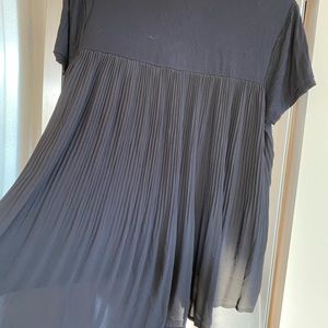 Cute pleated black top Sz L